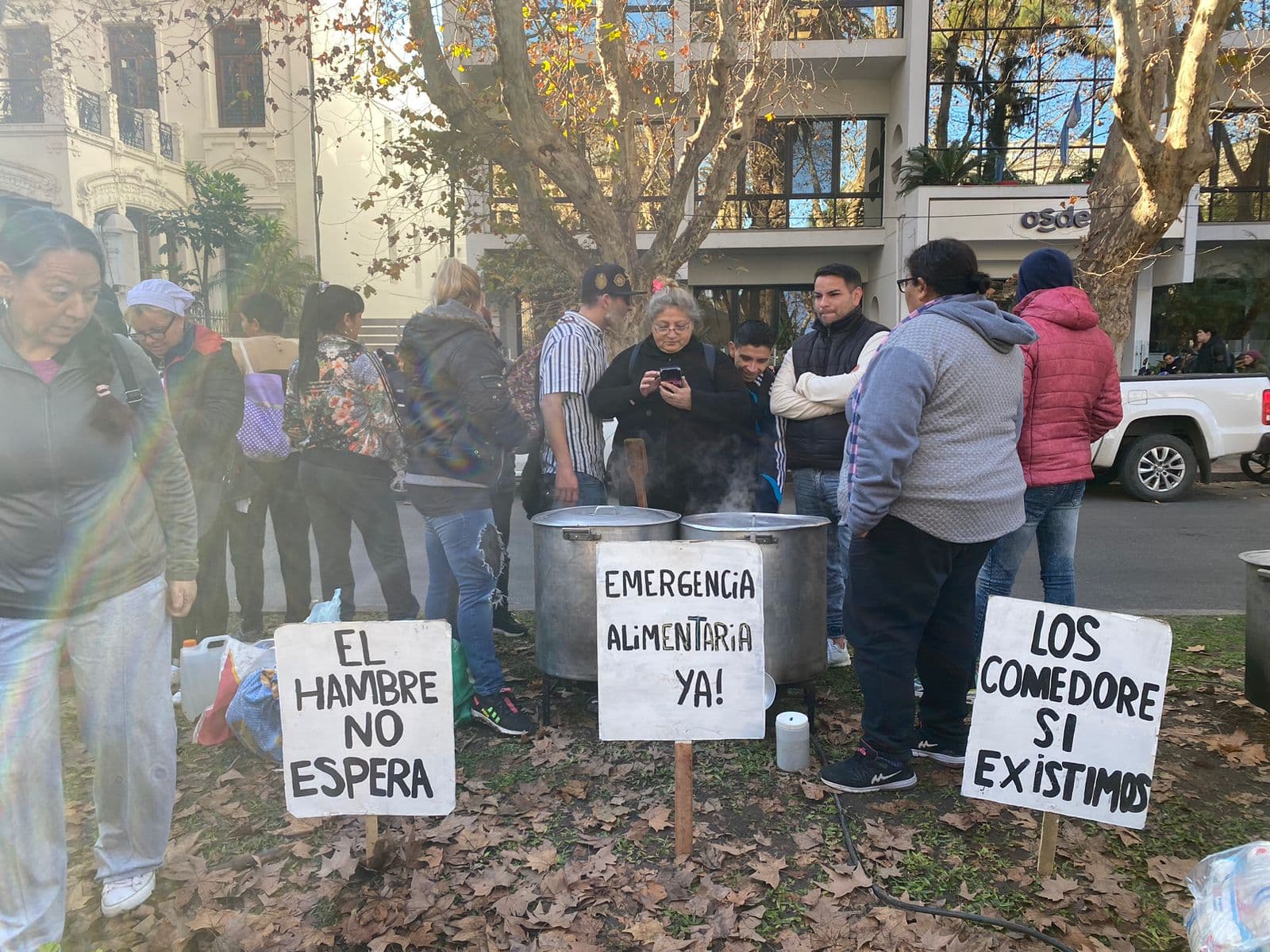 Javkin intentó impedir protesta con ollas populares en el acomodado boulevard Oroño