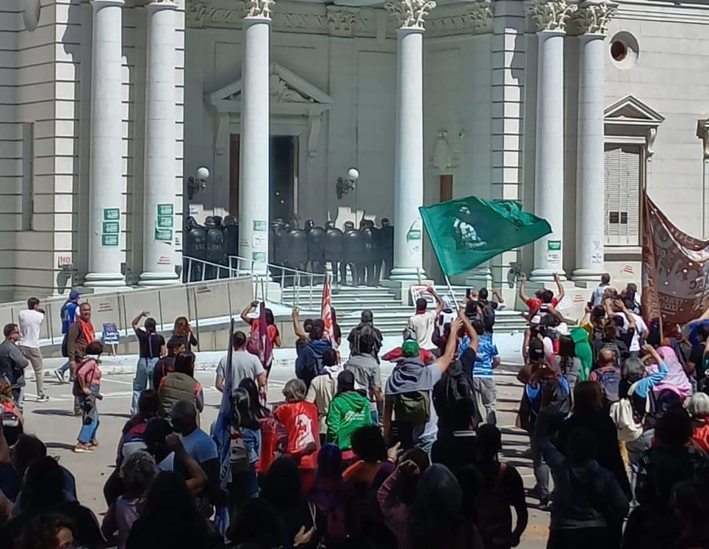 La Legislatura aprobó la reforma jubilatoria en medio de manifestaciones