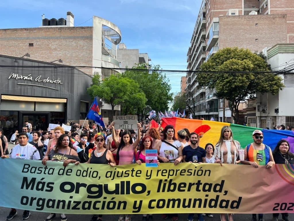 Multitudinaria marcha del orgullo LGBTIQ+